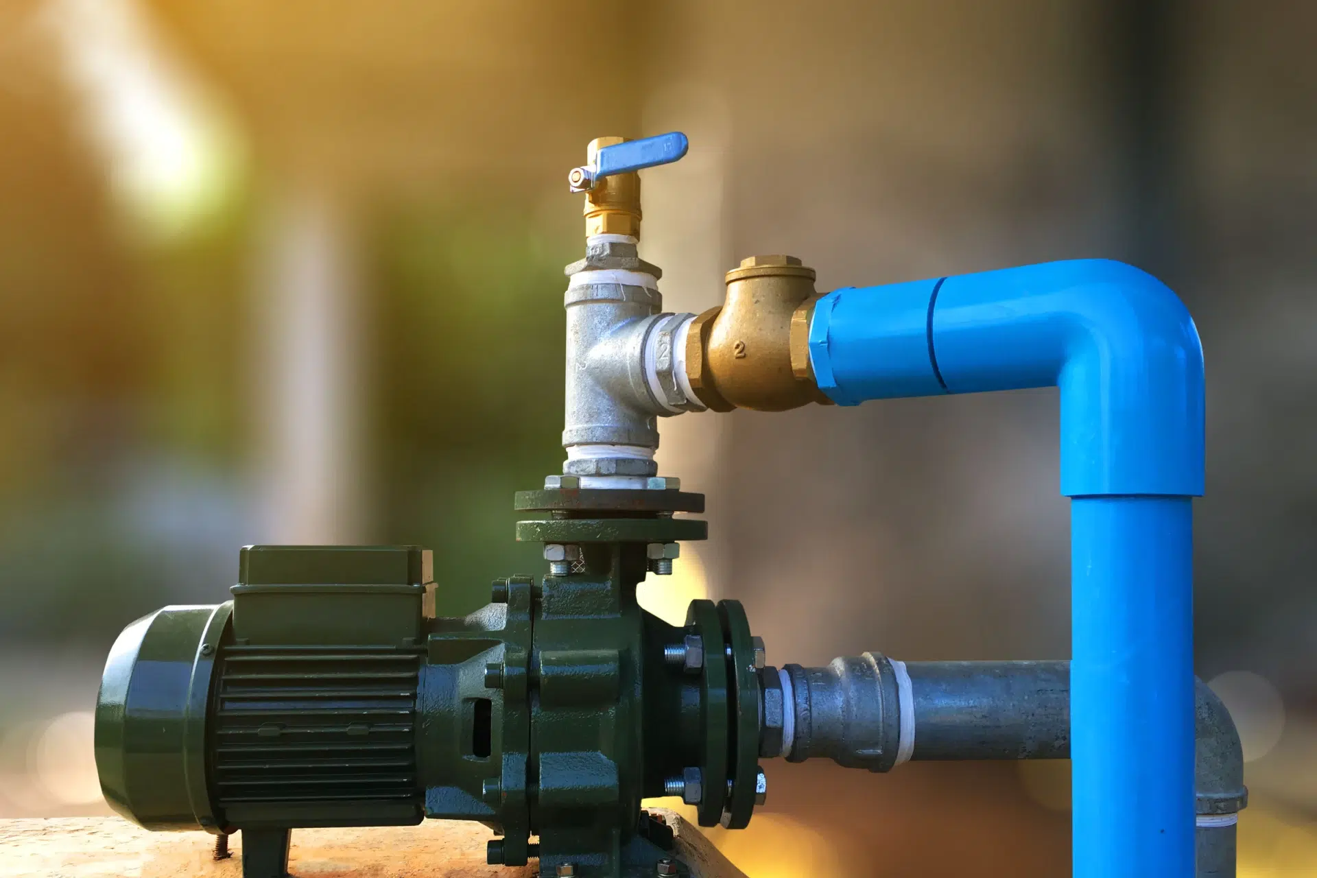 Pompe à eau avec tuyaux bleus